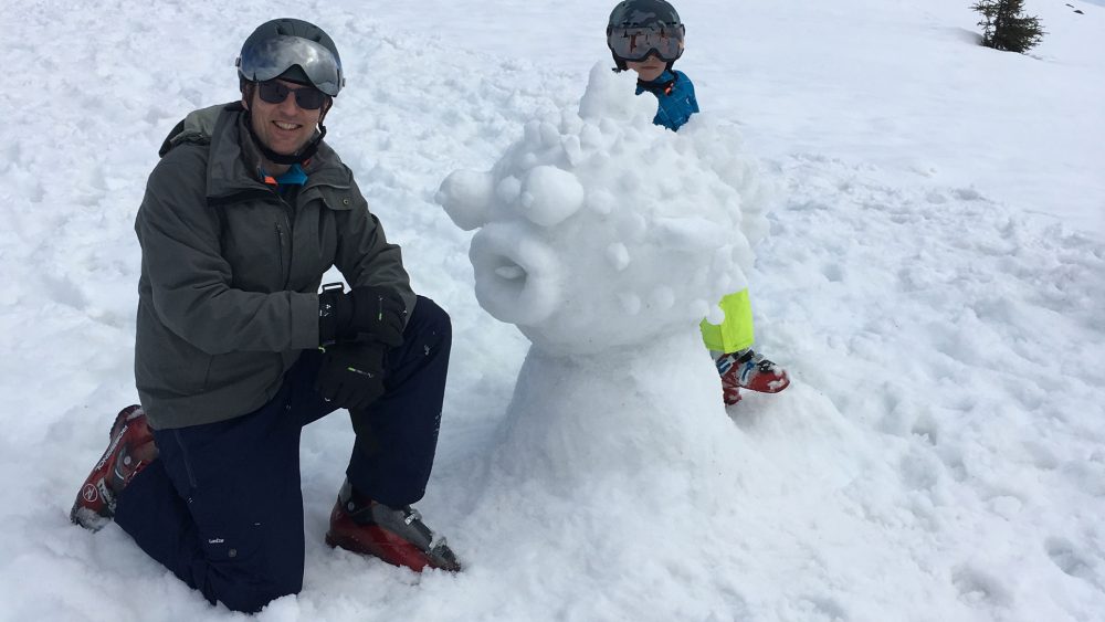 Marcel bij een ballonvis sneeuwsculptuur