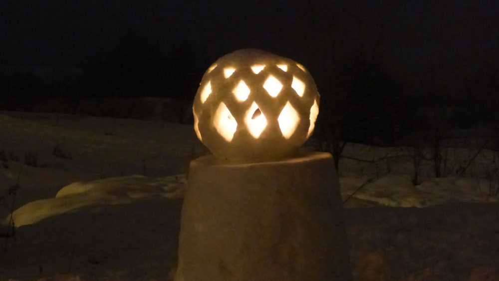 Sneeuwsculptuur verlicht in het donker