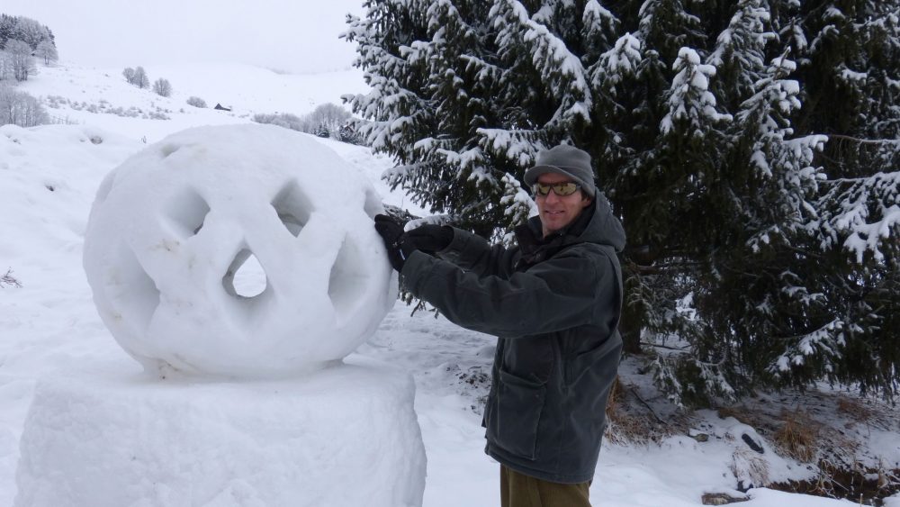 Marcel maakt een sneeuwsculptuur