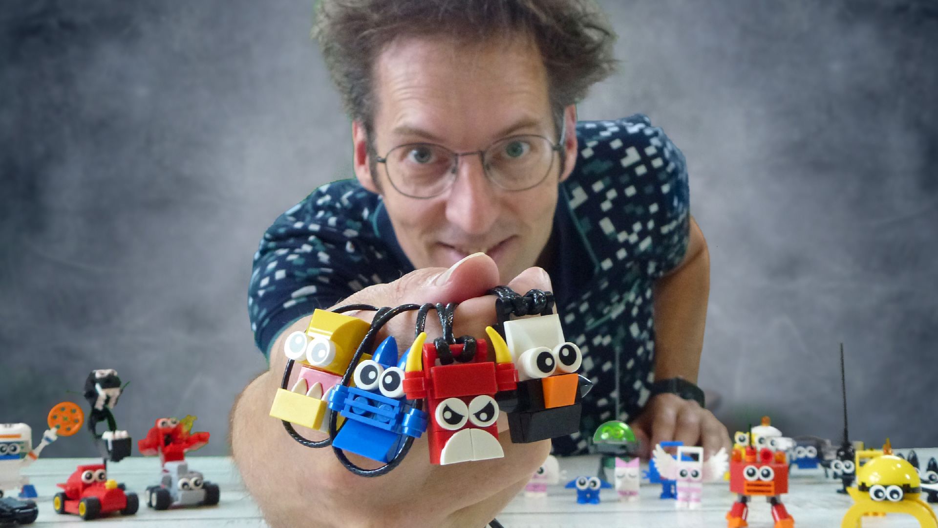 Marcel met een hand vol BRICKIEZ