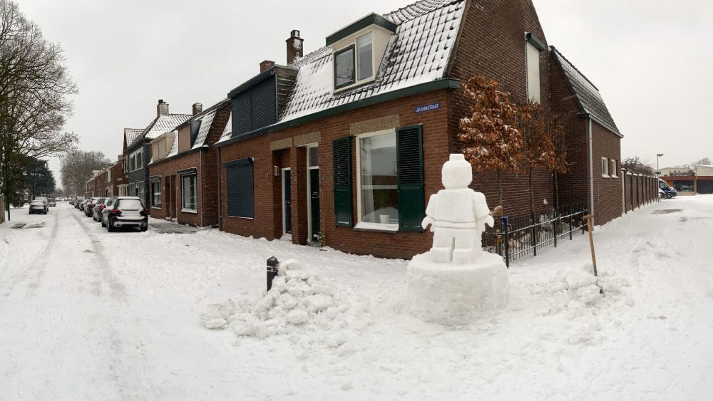 Minifig van sneeuw gemaakt door Marcel de Jong